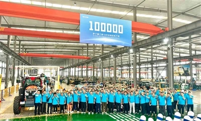 Mijlpaal! De 100,000ste Tractor Van Sadin Heavy Industry Rolde Van De Assemblage